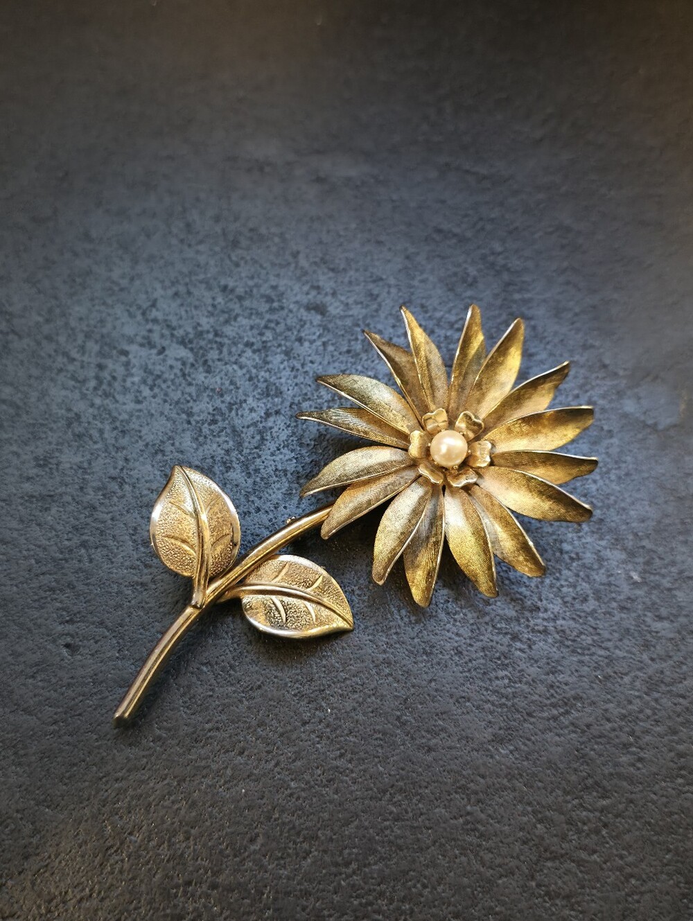 Vintage Mid-Century Gold Tone Floral Brooch | Faux Pearl Center | Circa 1960s - Picture 2 of 9